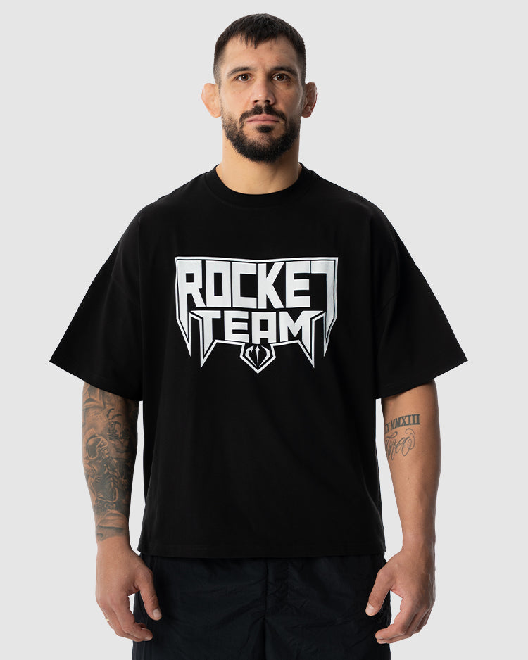 Aleksandar Rakic trägt das schwarze JUST DSRPT Premium Metal Shirt