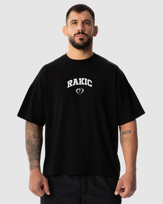 Aleksandar Rakic trägt das schwarze JUST DSRPT Premium Patches Shirt