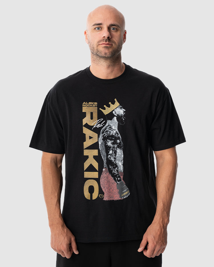 Aleksandar Rakic trägt das schwarze JUST DSRPT Standard King Shirt