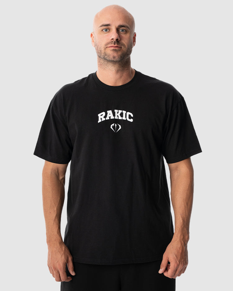 Aleksandar Rakic trägt das schwarze JUST DSRPT Standard Patches Shirt