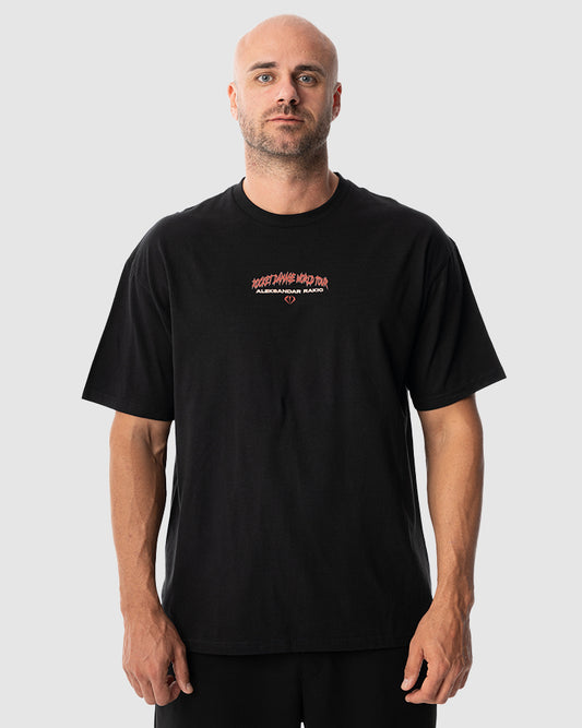 Aleksandar Rakic trägt das schwarze JUST DSRPT Standard World Tour Shirt