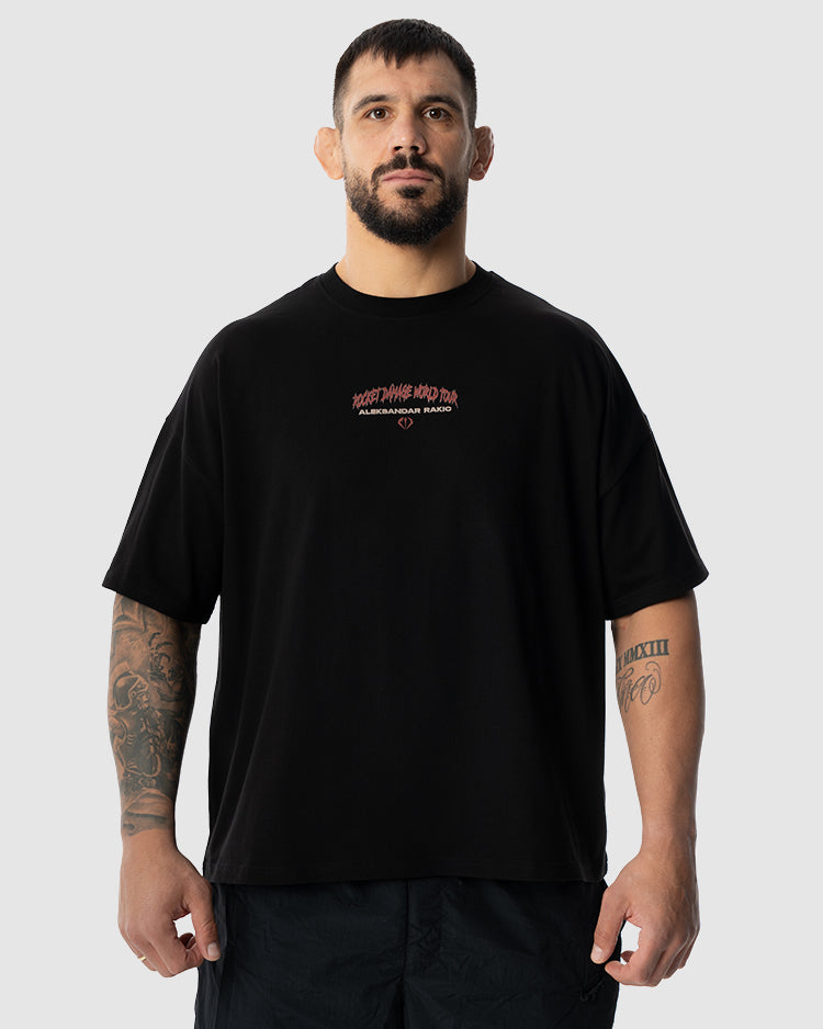 Aleksandar Rakic trägt das schwarze JUST DSRPT Premium World Tour Shirt