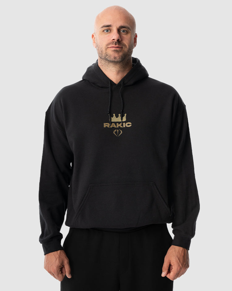 Aleksandar Rakic trägt das schwarze JUST DSRPT Standard King Hoodie