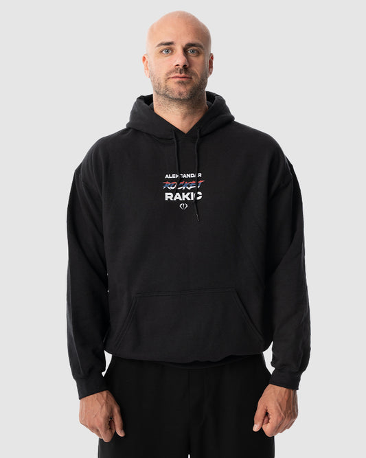 Aleksandar Rakic trägt das schwarze JUST DSRPT Standard Serbia Hoodie