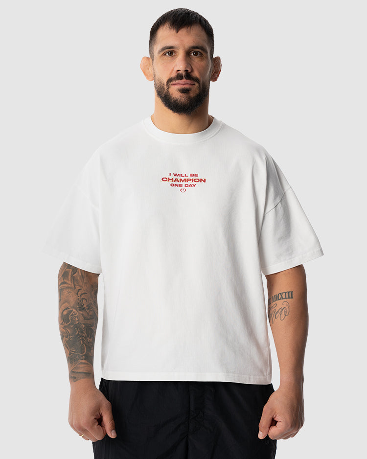 Aleksandar Rakic trägt das weißes JUST DSRPT Premium Affirmation Shirt