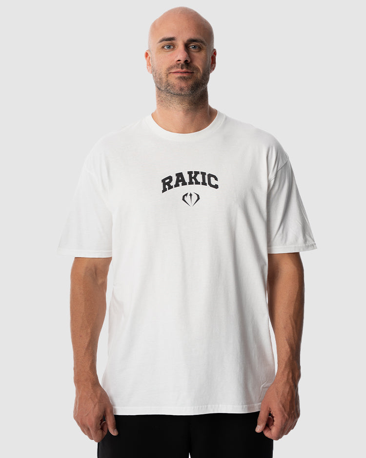 Aleksandar Rakic trägt das weiße JUST DSRPT Standard Patches Shirt