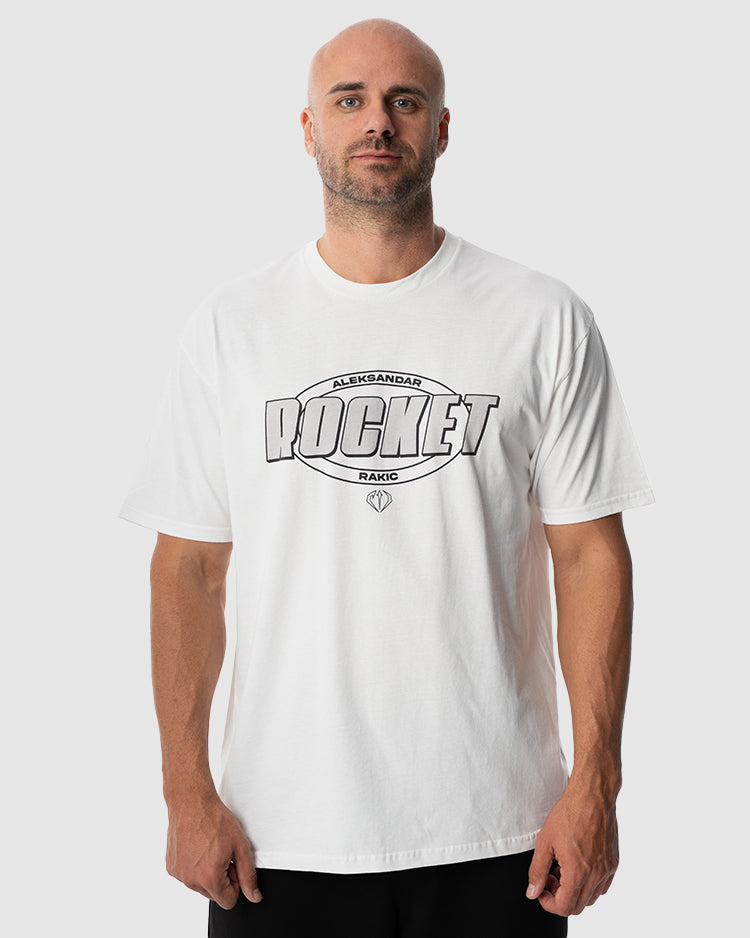 Aleksandar Rakic trägt das weiße JUST DSRPT Standard Rocket Shirt