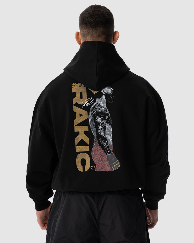 Aleksandar Rakic trägt das schwarze JUST DSRPT Premium King Hoodie