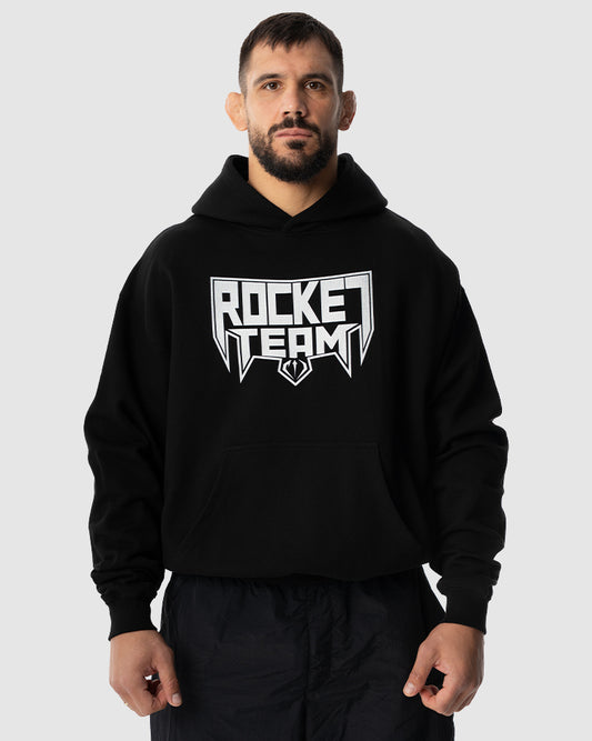 Aleksandar Rakic trägt das schwarze JUST DSRPT Premium Metal Hoodie