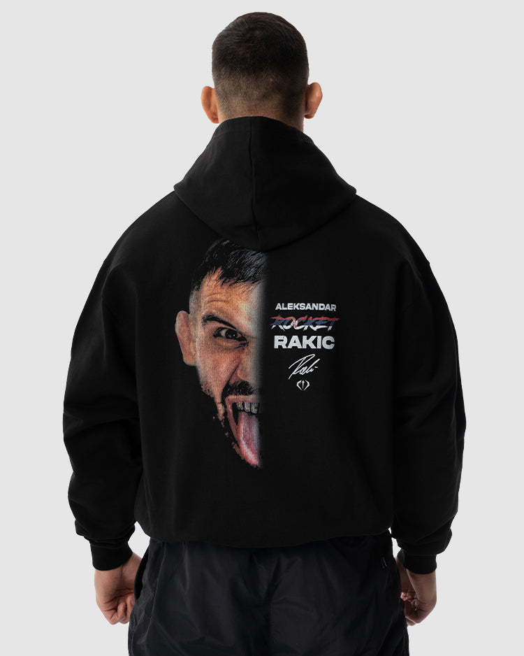 Aleksandar Rakic trägt das schwarze JUST DSRPT Premium Serbia Hoodie