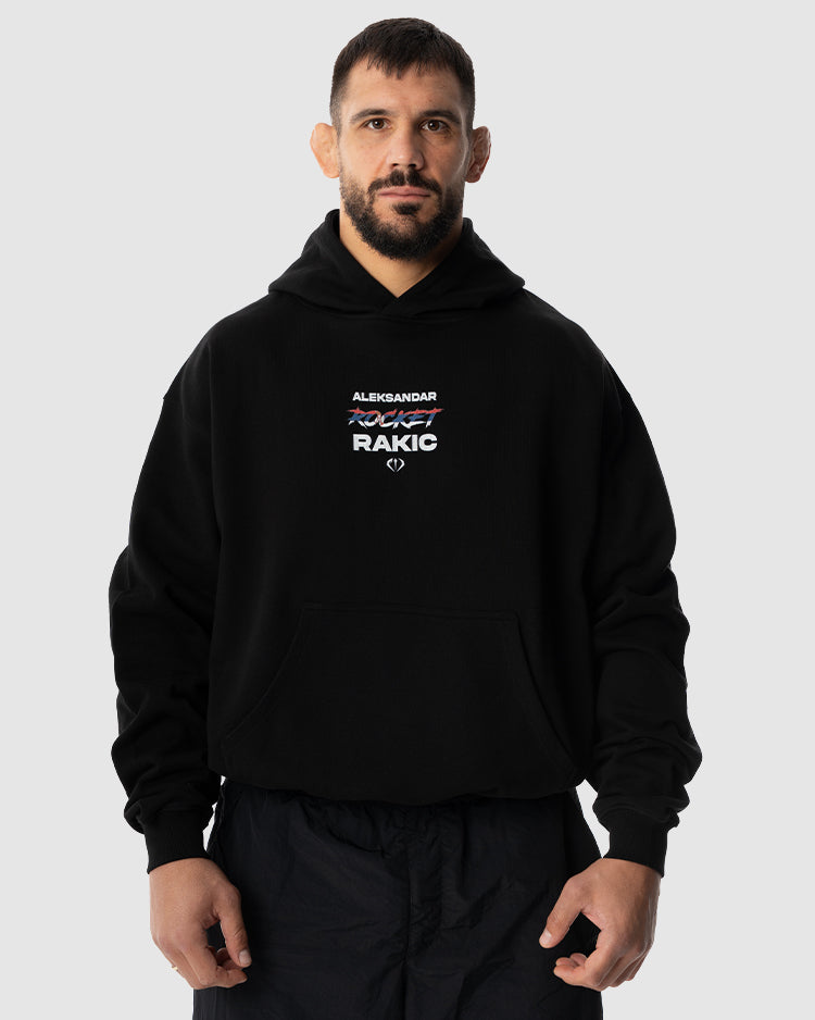 Aleksandar Rakic trägt das schwarze JUST DSRPT Premium Serbia Hoodie