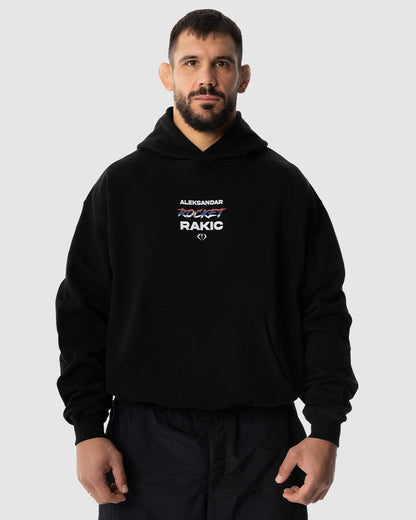 Aleksandar Rakic trägt das schwarze JUST DSRPT Premium Serbia Hoodie
