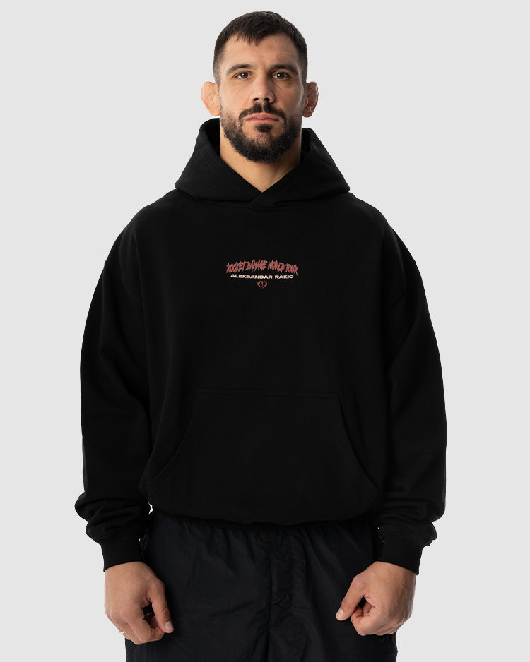 Aleksandar Rakic trägt das schwarze JUST DSRPT Premium World Tour Hoodie