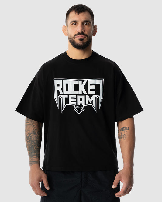 Aleksandar Rakic trägt das schwarze JUST DSRPT Premium Metal Shirt