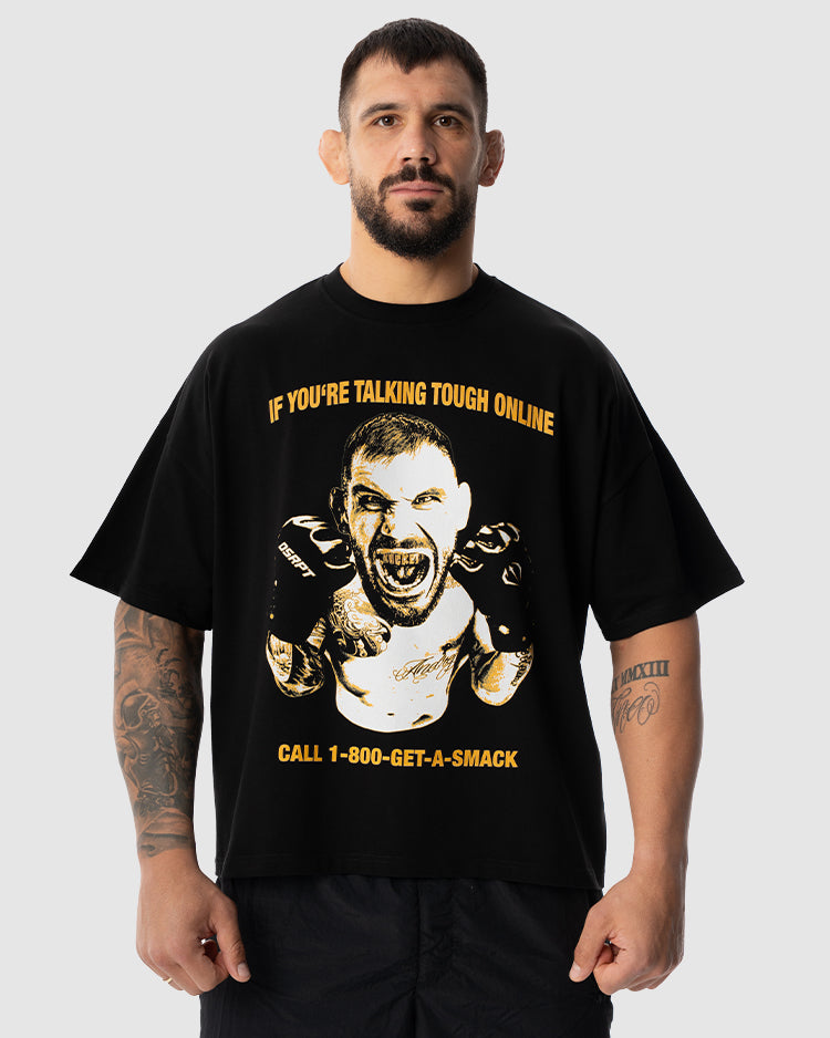 Aleksandar Rakic trägt das schwarze JUST DSRPT Premium Smack Shirt