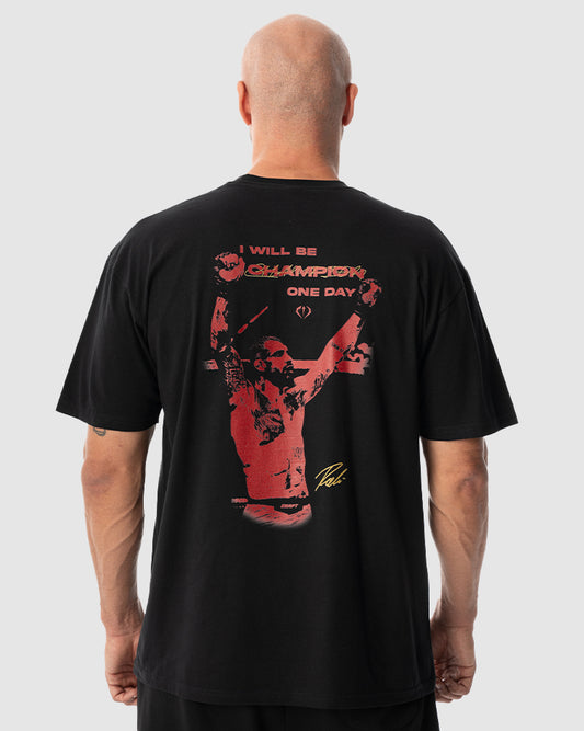 Aleksandar Rakic trägt das schwarze JUST DSRPT Standard Affirmation Shirt