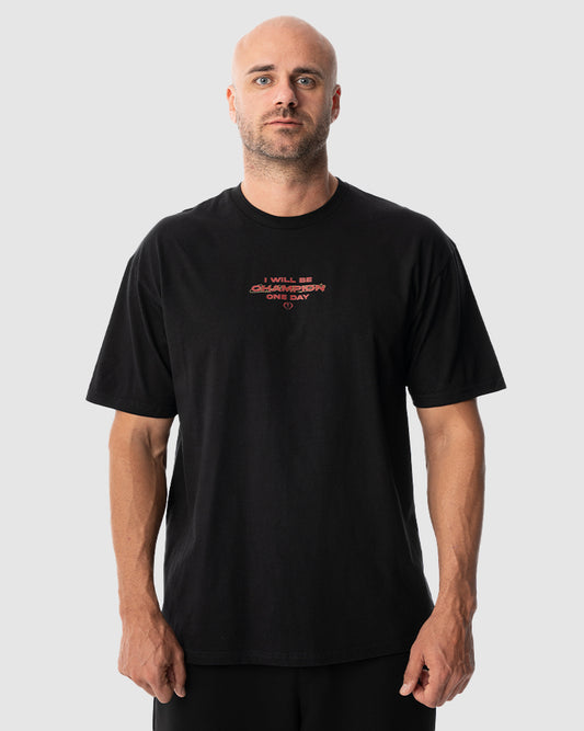 Aleksandar Rakic trägt das schwarze JUST DSRPT Standard Affirmation Shirt