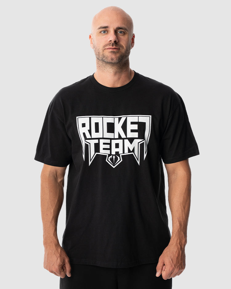 Aleksandar Rakic trägt das schwarze JUST DSRPT Standard Metal Shirt