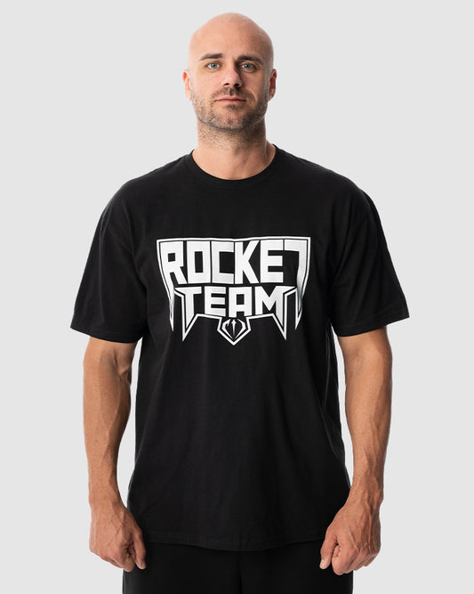 Aleksandar Rakic trägt das schwarze JUST DSRPT Standard Metal Shirt