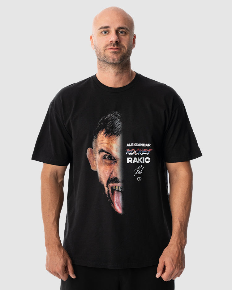 Aleksandar Rakic trägt das schwarze JUST DSRPT Standard Serbia Shirt