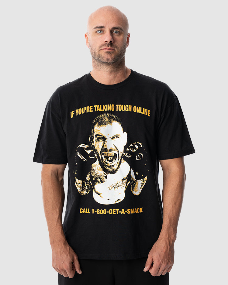 Aleksandar Rakic trägt das schwarze JUST DSRPT Standard Smack Shirt