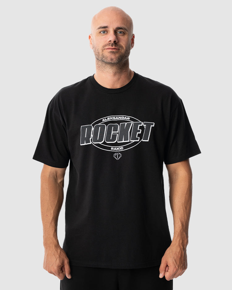 Aleksandar Rakic trägt das schwarze JUST DSRPT Standard Rocket Shirt