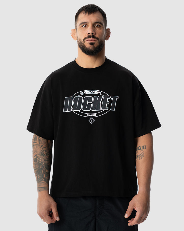 Aleksandar Rakic trägt das schwarze JUST DSRPT Premium Rocket Shirt
