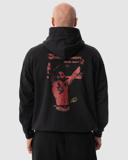 Aleksandar Rakic trägt das schwarze JUST DSRPT Standard Affirmation Hoodie