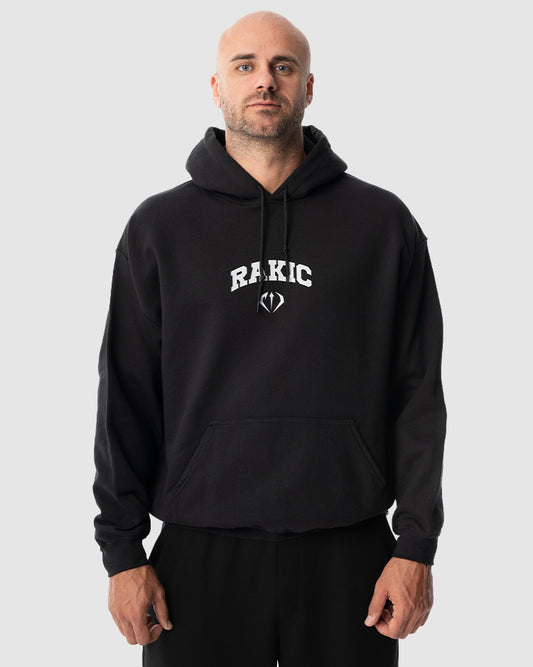 Aleksandar Rakic trägt das schwarze JUST DSRPT Standard Patches Hoodie