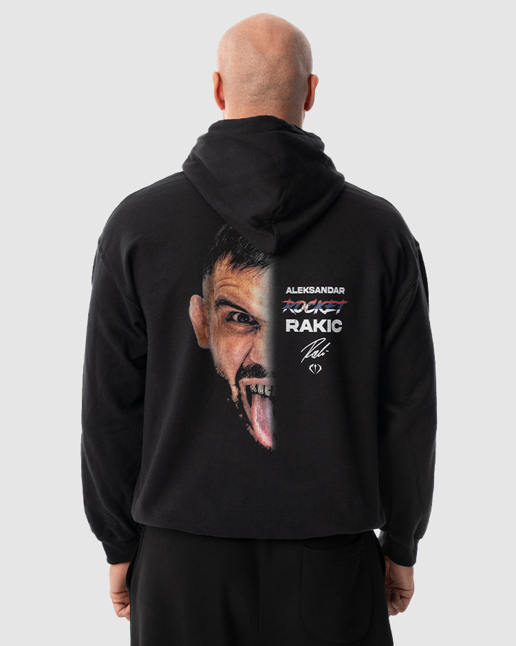 Aleksandar Rakic trägt das schwarze JUST DSRPT Standard Serbia Hoodie