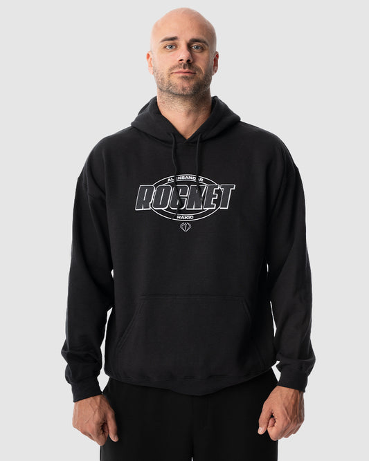 Aleksandar Rakic trägt das schwarze JUST DSRPT Standard Rocket Hoodie