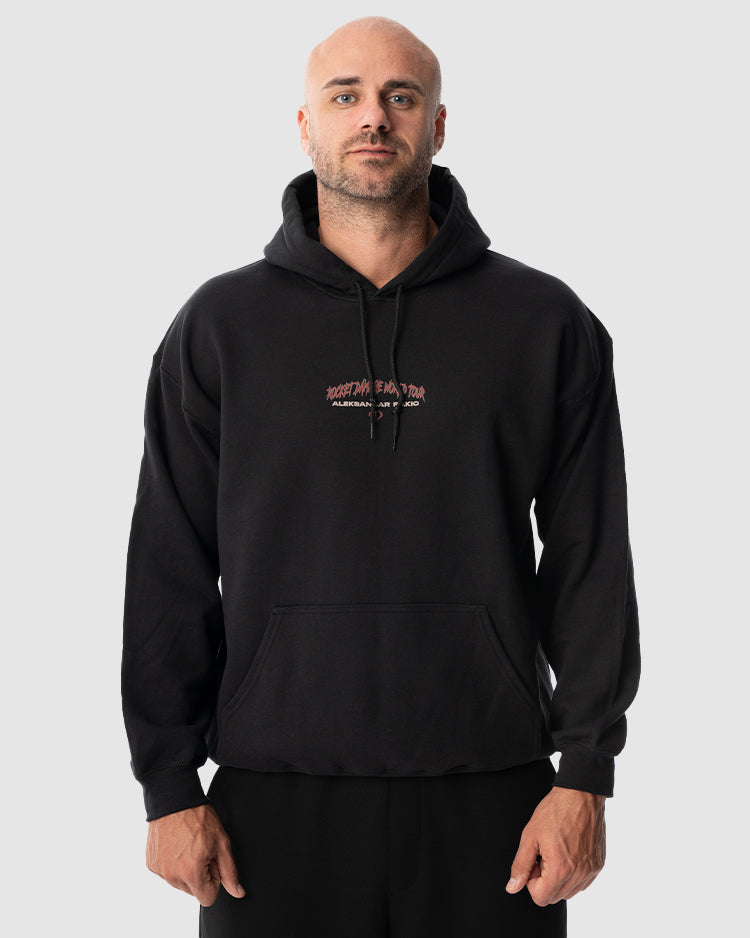 Aleksandar Rakic trägt das schwarze JUST DSRPT Standard World Tour Hoodie