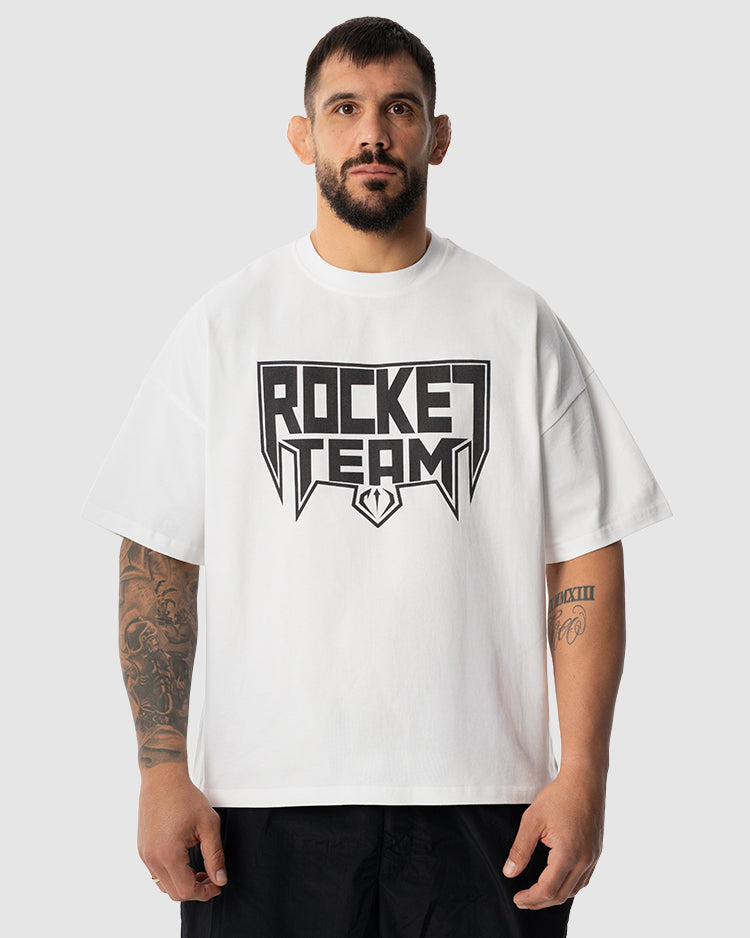 Aleksandar Rakic trägt das weiße JUST DSRPT Premium Metal Shirt
