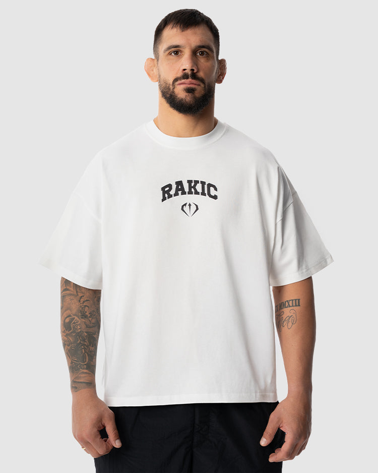 Aleksandar Rakic trägt das weiße JUST DSRPT Premium Logos Shirt