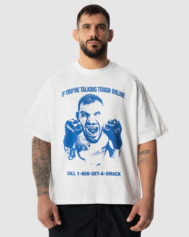 Aleksandar Rakic trägt das weißes JUST DSRPT Premium Smack Shirt