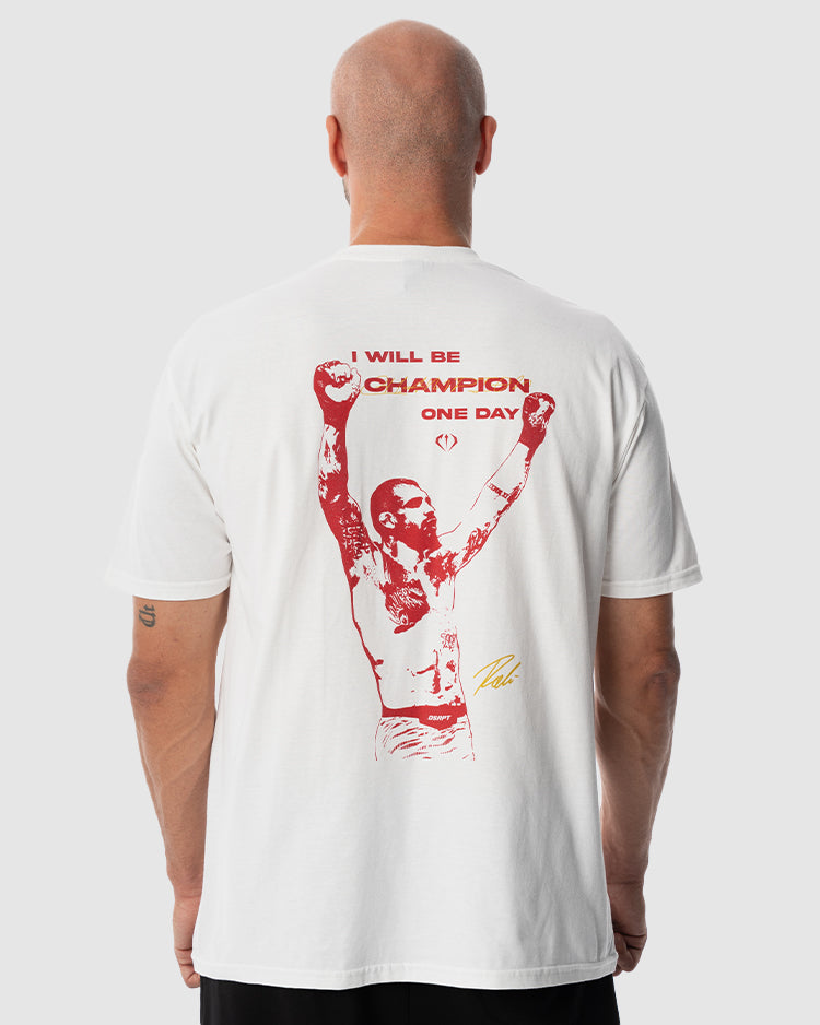 Aleksandar Rakic trägt das weiße JUST DSRPT Standard Champion Shirt