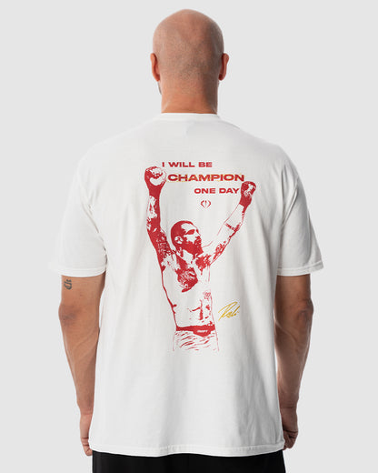 Aleksandar Rakic trägt das weiße JUST DSRPT Standard Champion Shirt