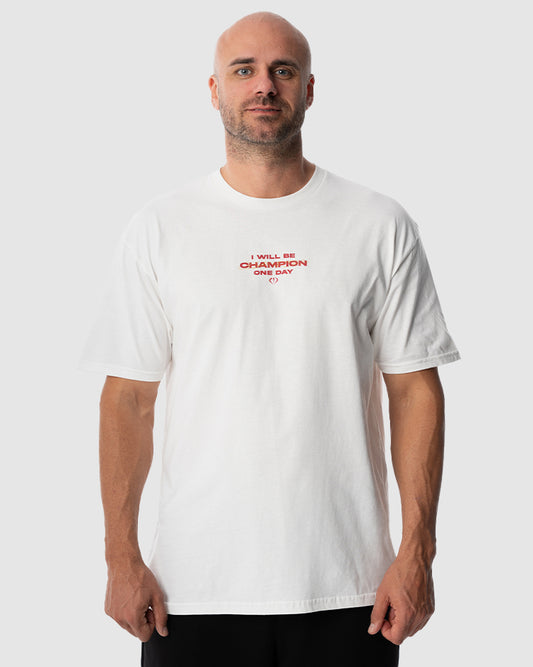 Aleksandar Rakic trägt das weiße JUST DSRPT Standard Affirmation Shirt