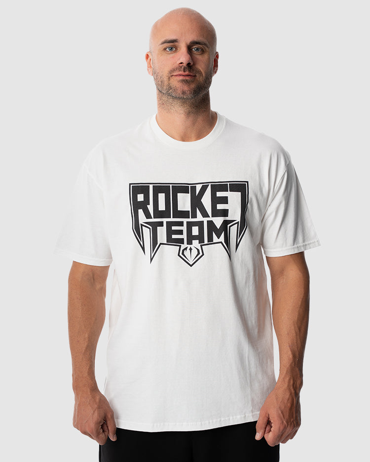 Aleksandar Rakic trägt das weiße JUST DSRPT Standard Rocket Team Shirt