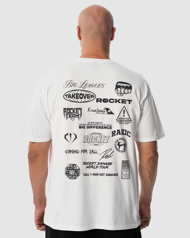 Aleksandar Rakic trägt das weiße JUST DSRPT Standard Patches Shirt