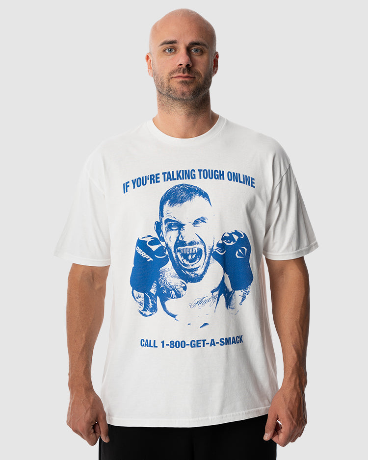 Aleksandar Rakic trägt das weiße JUST DSRPT Standard Smack Shirt