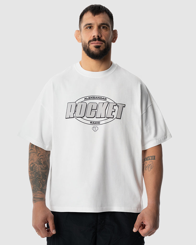 Aleksandar Rakic trägt das weiße JUST DSRPT Premium Rocket Shirt