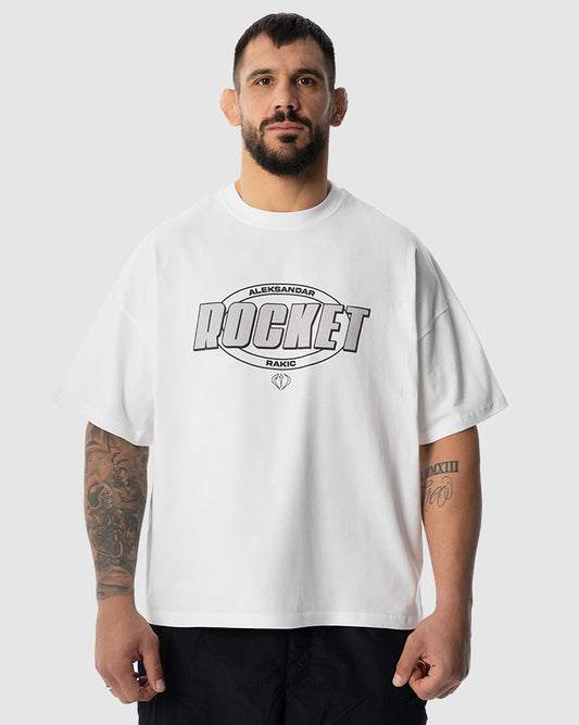 Aleksandar Rakic trägt das weiße JUST DSRPT Premium Rocket Shirt